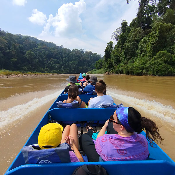 in barca sul fiume - taman negara - malesia